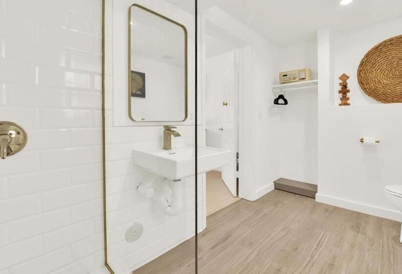 غرفة قياسية لذوى الاحتياجات الخاصة, The Shores