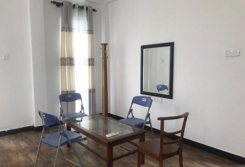 חדר משפחתי, The Upcountry Resort