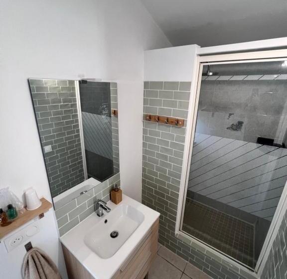 غرفة قياسية مزوَّدة بتراس, Chambre D Hôte Lavande Lit King Size Double Lits Jumeaux Salle De Bain Et Terrasse Privatives