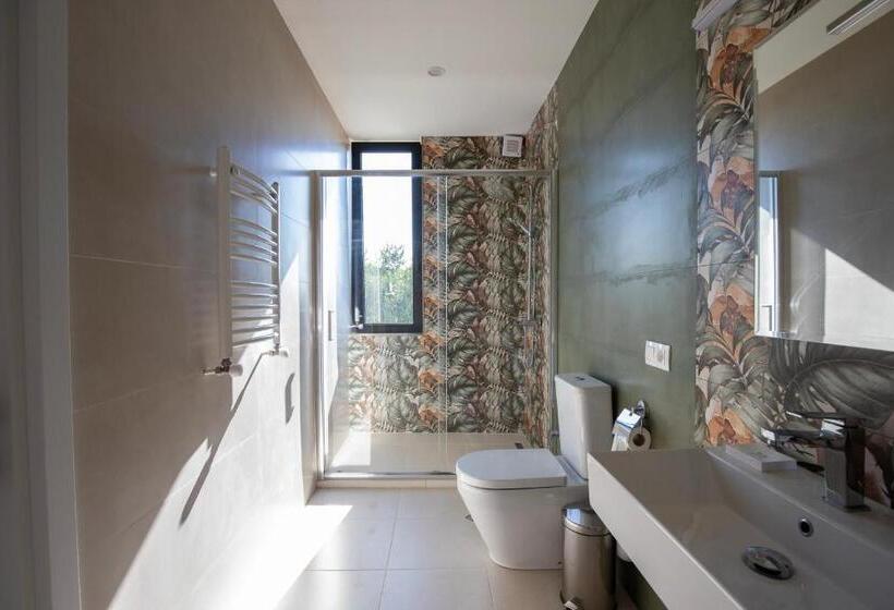 اتاق استاندارد با چشم‌انداز کوهستان, Naubari Estate