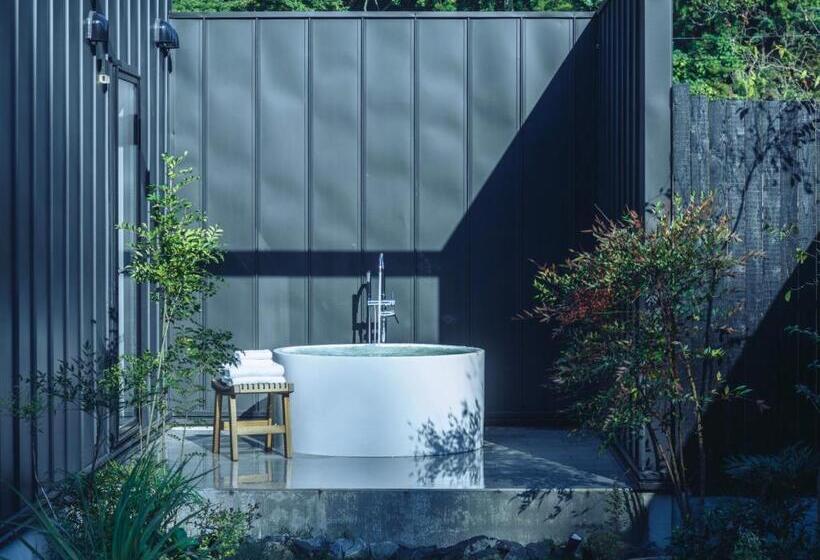 جناح غرفتين نوم, The Lakotan