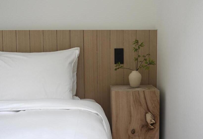 جناح غرفتين نوم, The Lakotan