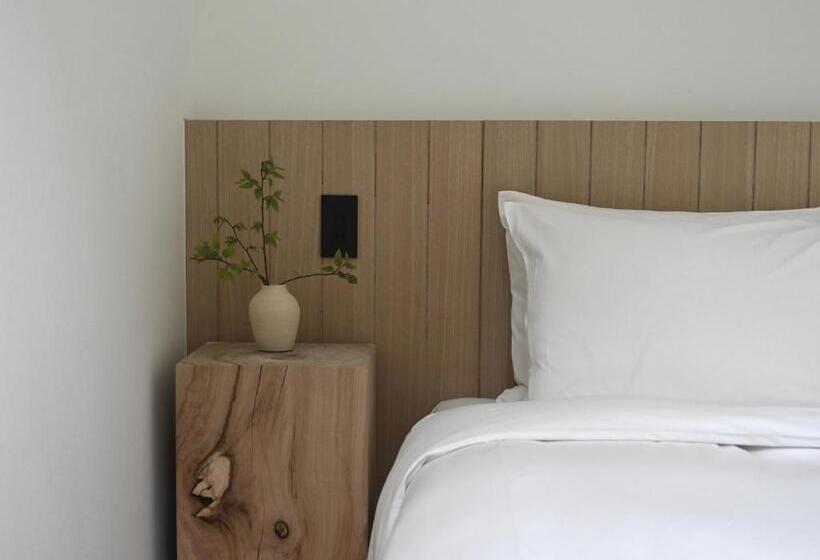 جناح غرفتين نوم, The Lakotan