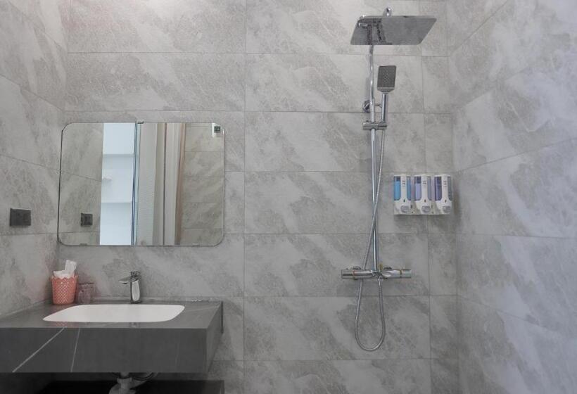 اتاق استاندارد با بالکن, Rubillion Hotel   Vinh