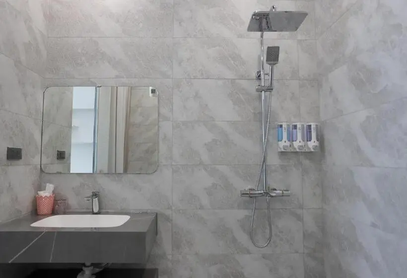 اتاق استاندارد با بالکن, Rubillion Hotel   Vinh
