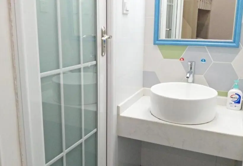 Bed in Shared Room with Shared Bathroom, 笑脸里青年旅舍锦里店