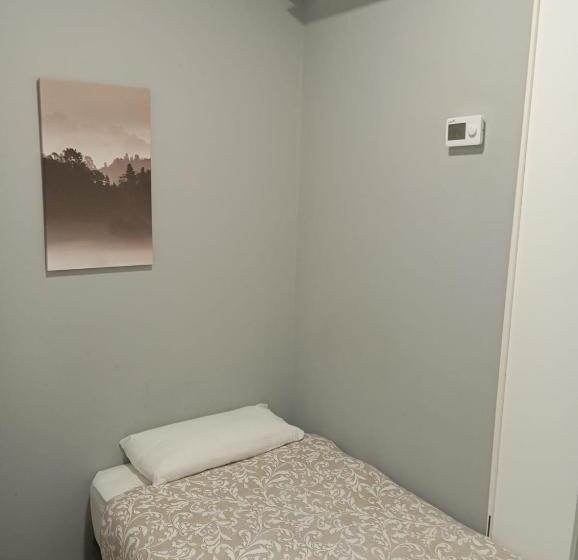 اتاق استاندارد یک تخته با سرویس بهداشتی مشترک, Fusina