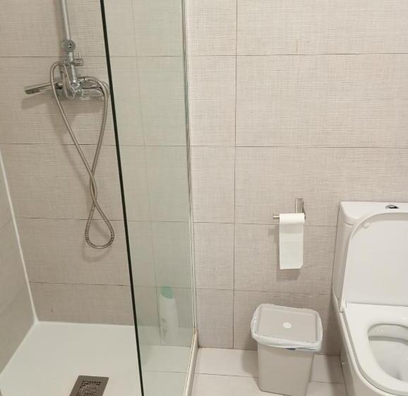 اتاق استاندارد سه تخته با سرویس بهداشتی مشترک, Fusina