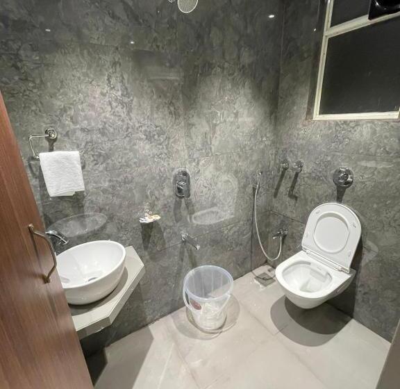 חדר דלוקס, The West Coast