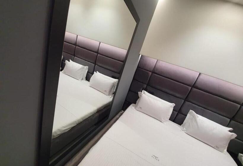 豪华三人间, Albes