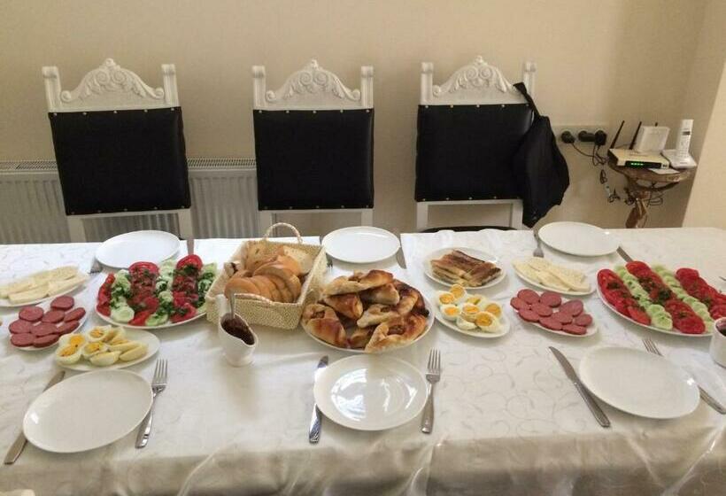 اتاق لوکس, Balcony