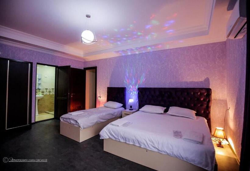 اتاق راحتی سه تخته, Balcony