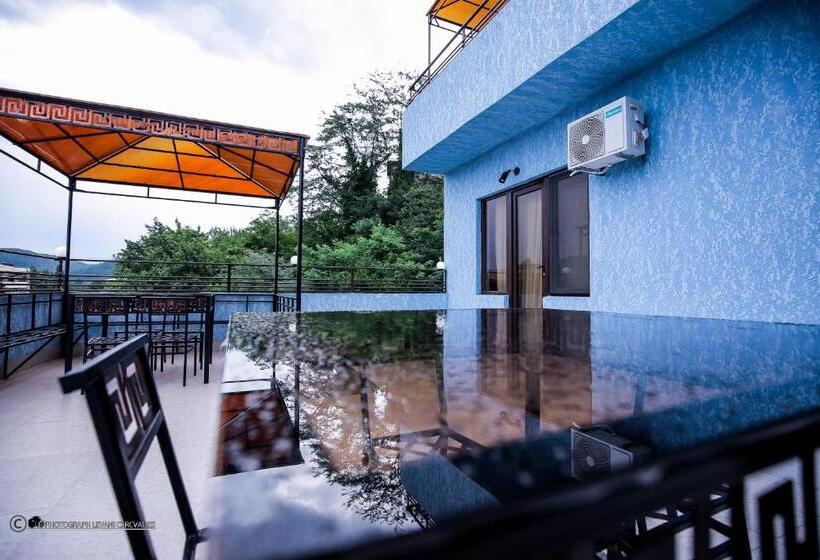 اتاق راحتی سه تخته, Balcony