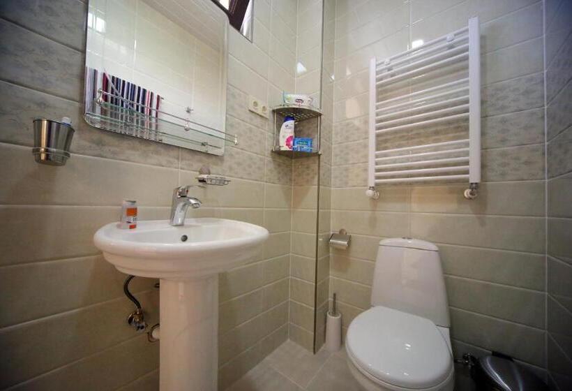 اتاق راحتی سه تخته, Balcony