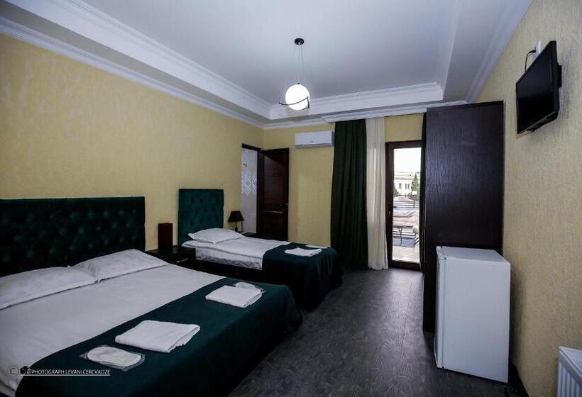 اتاق راحتی سه تخته, Balcony