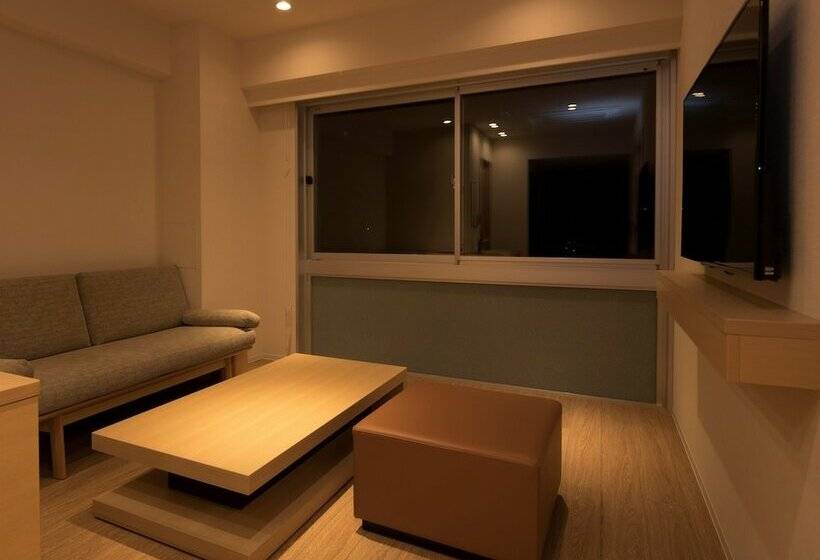 اتاق پرمیوم, Uan Kanazawa