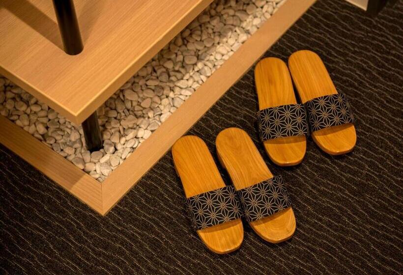 اتاق استاندارد, Uan Kanazawa