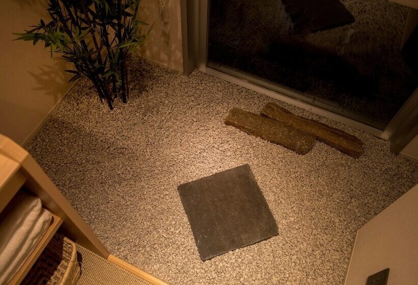 اتاق استاندارد, Uan Kanazawa