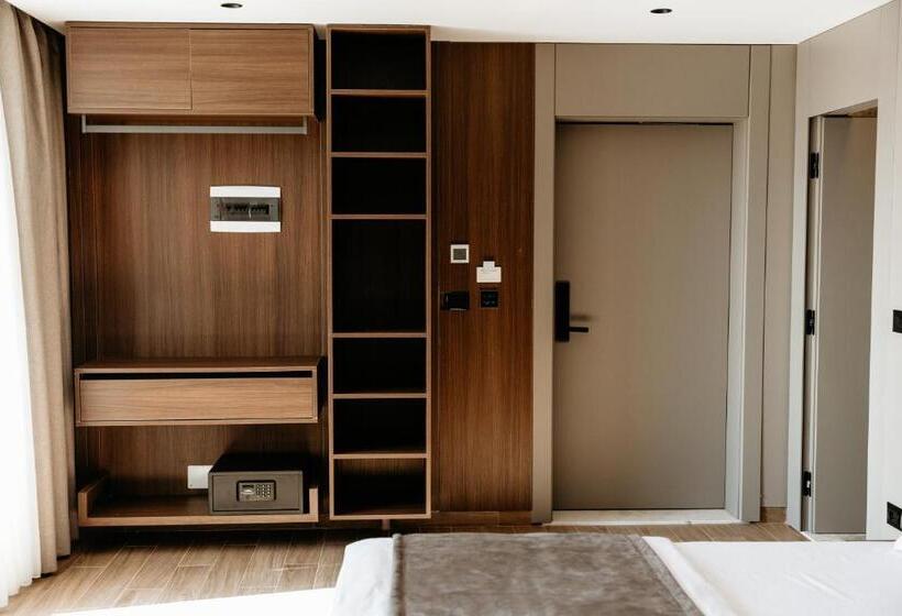 غرفة سوبيريور ثلاثية, Bolt Boutique