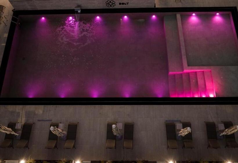 جناح سرير كينج, Bolt Boutique