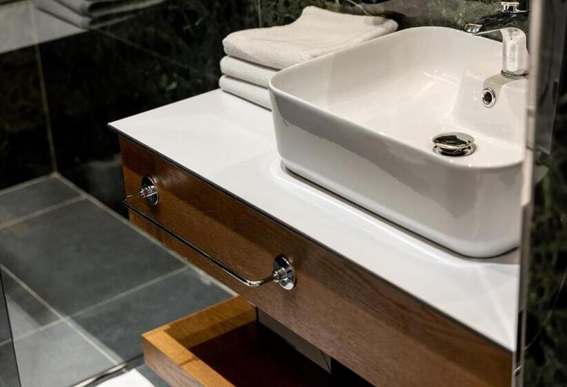 جناح سرير كينج, Bolt Boutique