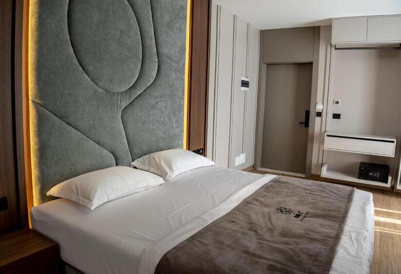 جناح سرير كينج, Bolt Boutique