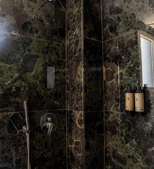 جناح سرير كينج, Bolt Boutique