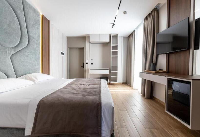 جناح سرير كينج, Bolt Boutique