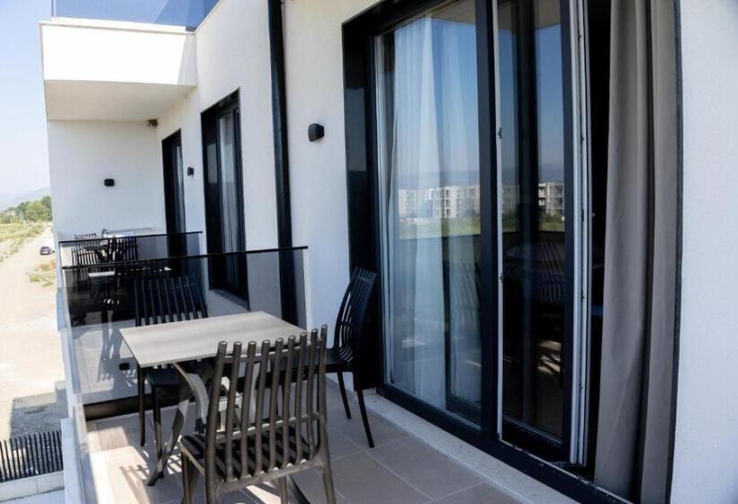 غرفة عائلية, Bolt Boutique