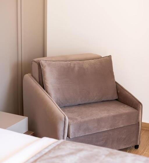 غرفة عائلية, Bolt Boutique