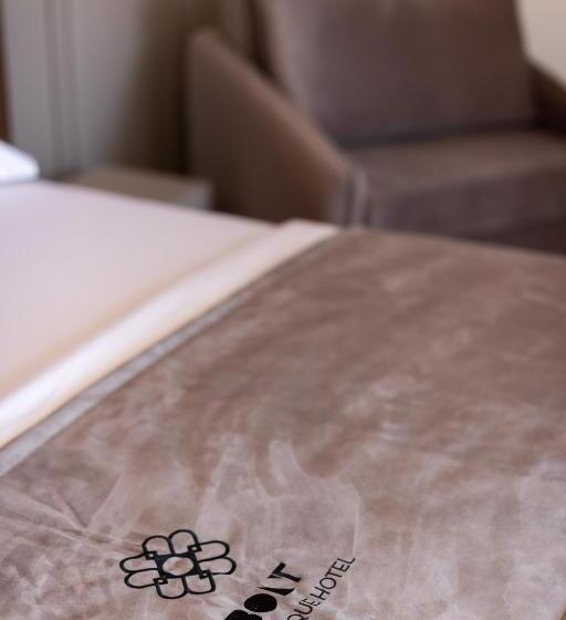 غرفة عائلية, Bolt Boutique