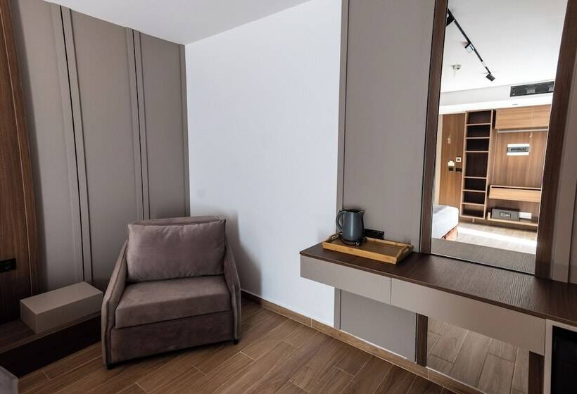 غرفة سوبيريور ثلاثية, Bolt Boutique