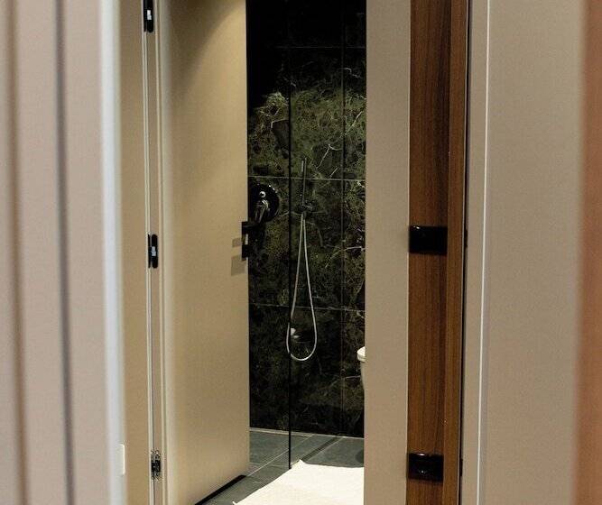 غرفة عائلية, Bolt Boutique