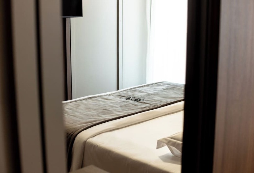 غرفة عائلية, Bolt Boutique