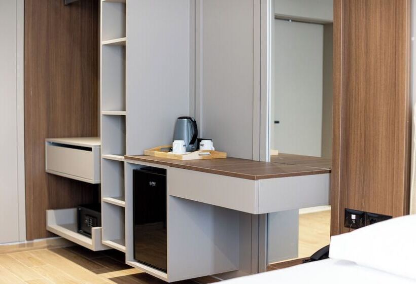 غرفة عائلية, Bolt Boutique