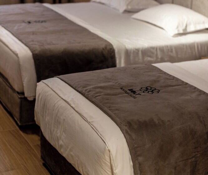 غرفة عائلية, Bolt Boutique