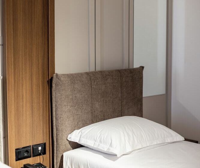 غرفة عائلية, Bolt Boutique