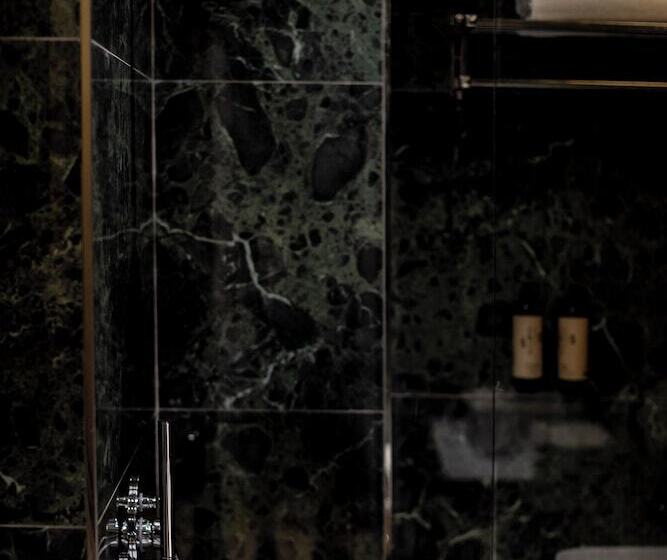 غرفة عائلية, Bolt Boutique