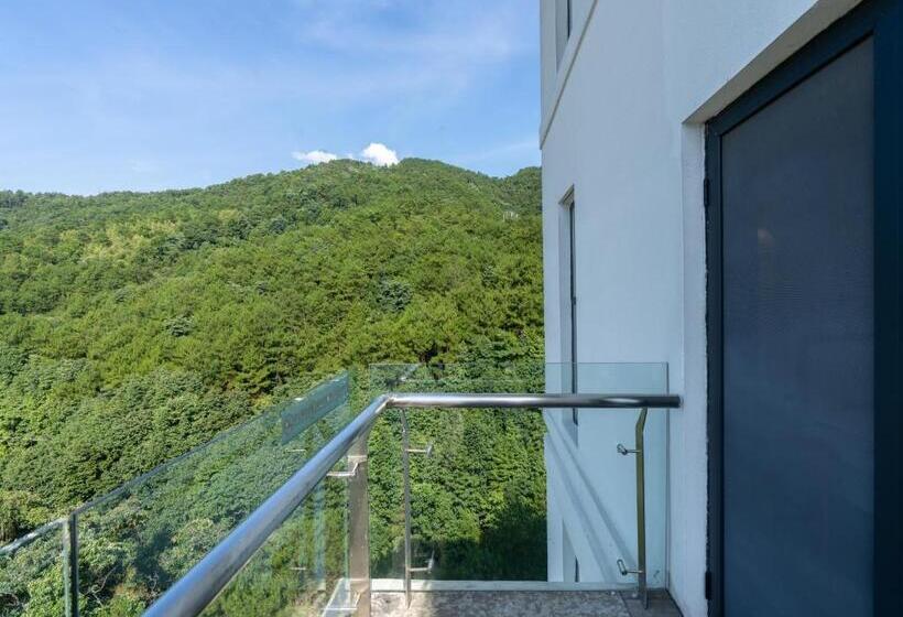 Suite with lake view, Huangshan Taiping Lake Muxin