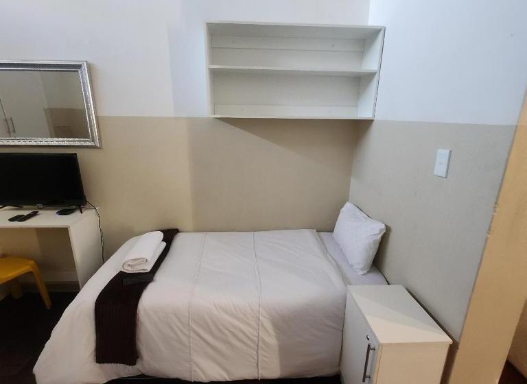 سرير فى غرفة مشتركه, Sunny Lodge