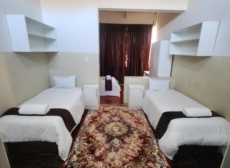 سرير فى غرفة مشتركه, Sunny Lodge