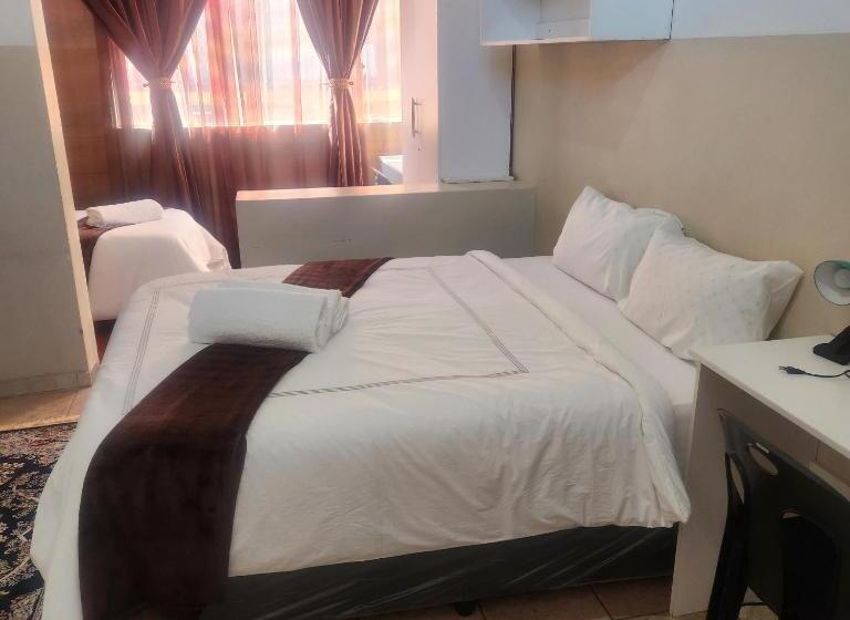 غرفة عائلية حمام مشترك, Sunny Lodge