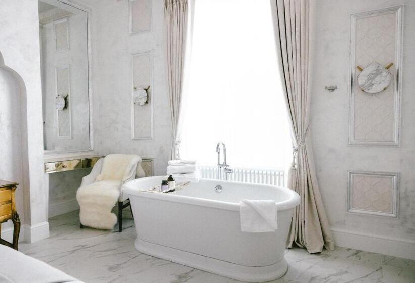 デラックスジュニアスイート, Baloci