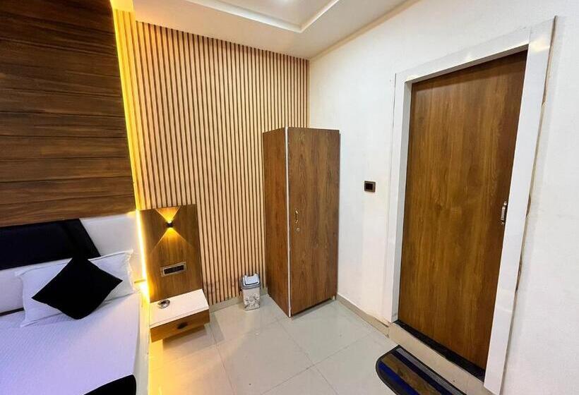 חדר סופריור, The Grand