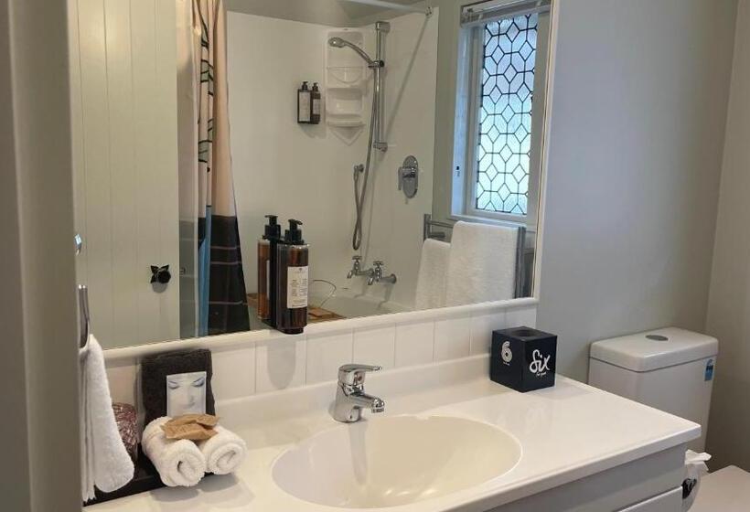 شقة غرفة واحدة, The Elmwood Motel