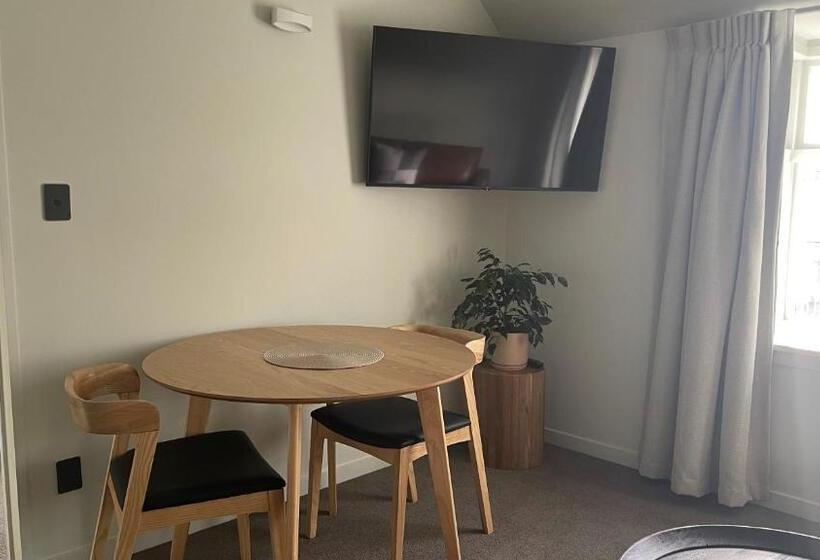 شقة ديلوكس غرفة واحدة, The Elmwood Motel