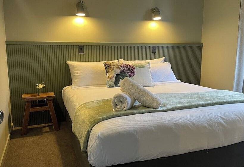 شقة غرفتين, The Elmwood Motel