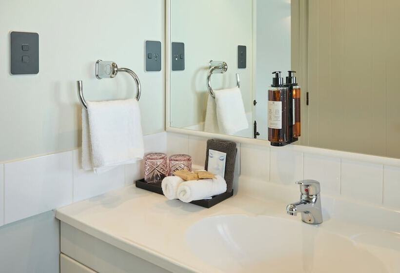 شقة غرفتين, The Elmwood Motel