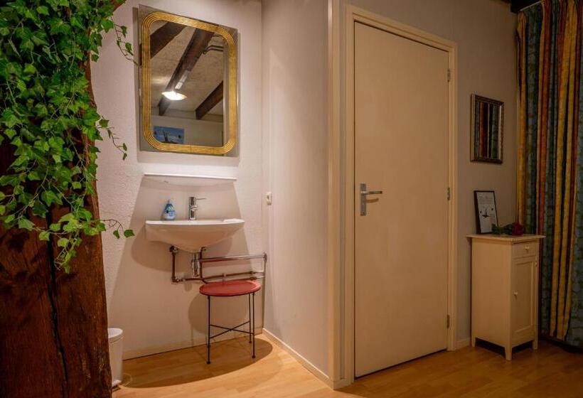 اتاق استاندارد چهار تخته, T Hunebed