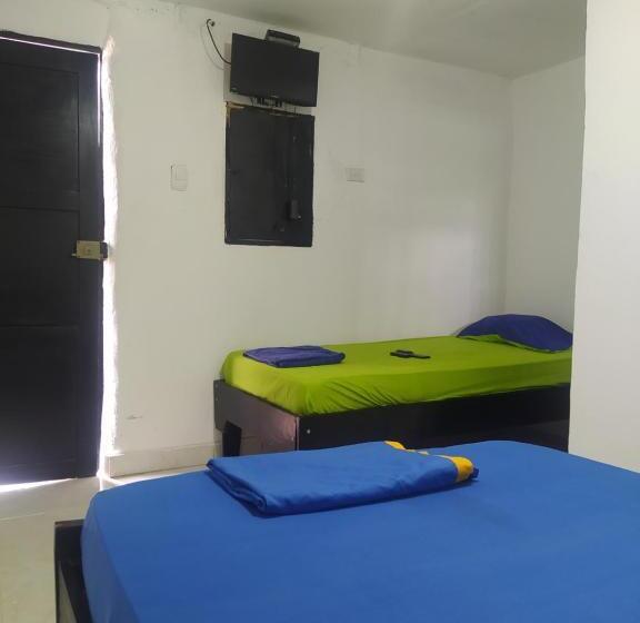 Quarto Triplo Estandar, Hostal Cq Camarones